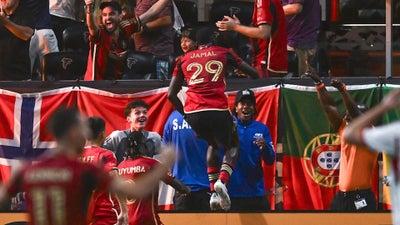 MUST SEE: Sneaky stoppage-time goal by Atlanta United completely bamboozles Toronto goalkeeper | MLS highlights